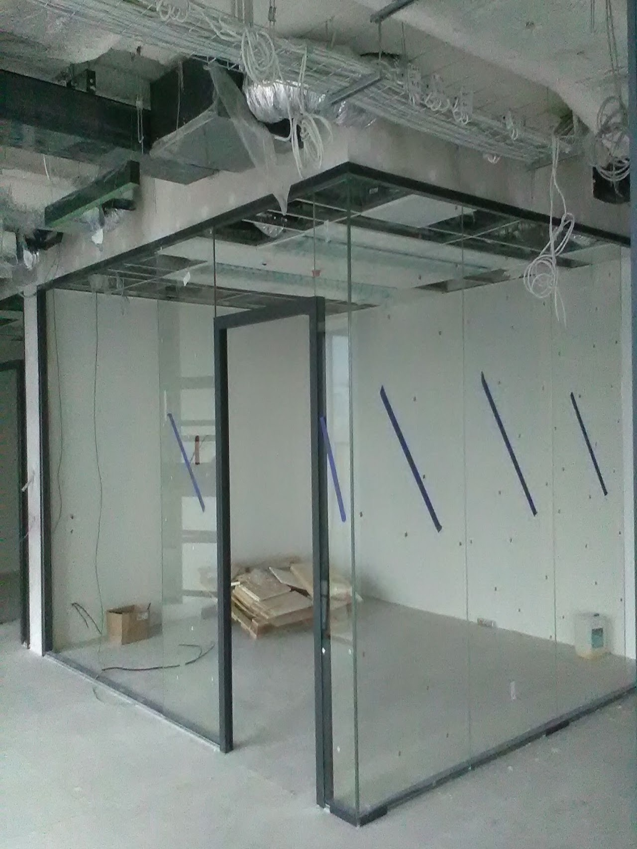 Minimalistyczny salon z drewnem